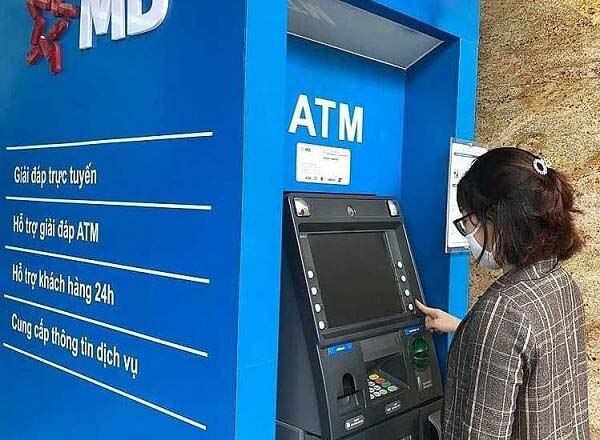 Tra cứu số thẻ MBBank tại cây ATM