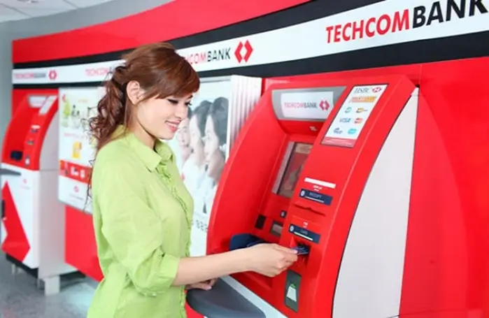 Rút tiền thẻ tín dụng tại máy ATM Techcombank