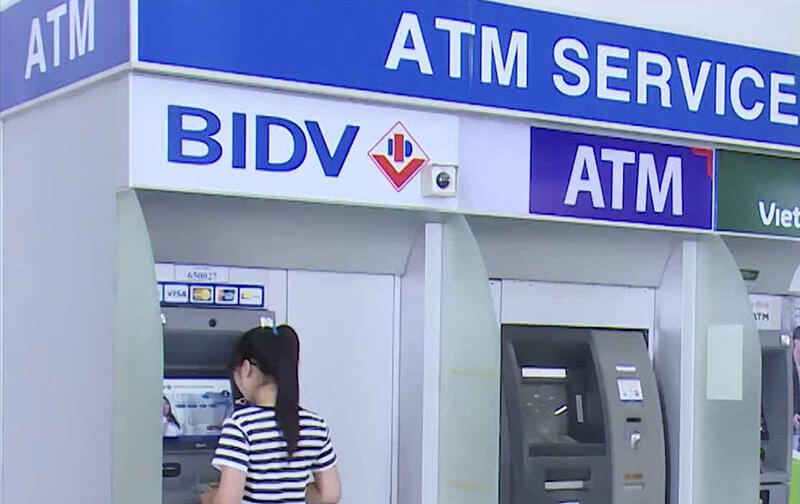 Hạn mức và phí rút tiền của thẻ BIDV tại cây ATM ngân hàng khác